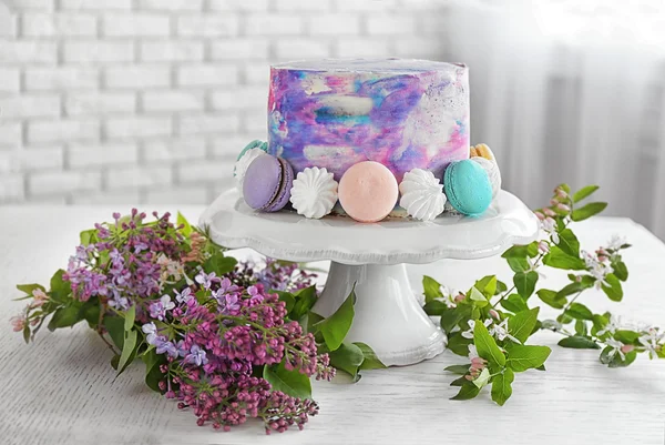 Colorful cake with lilacs — Stock Photo, Image