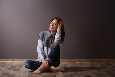 genç kadın gömlek ve pantolon 