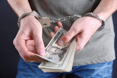 Adam kelepçeli Doları banknot sayma