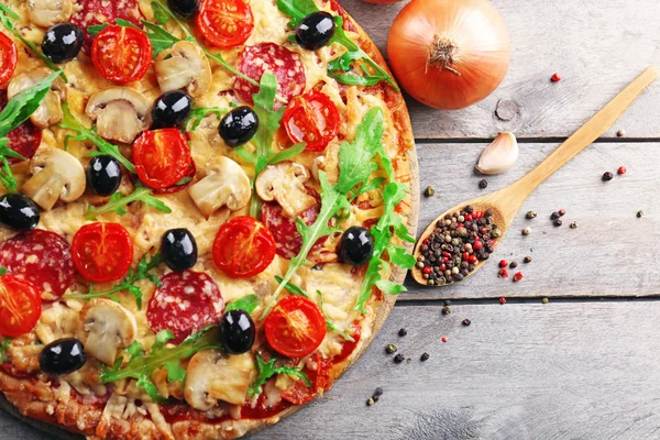 Heerlijke smakelijke pizza met ingrediënten — Stockfoto