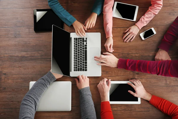 Reunión de negocios en la mesa — Foto de Stock