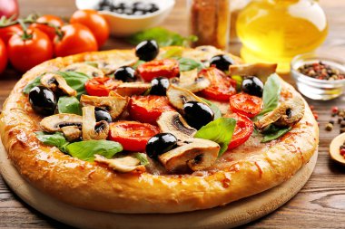 Malzemelerle güzel lezzetli pizza