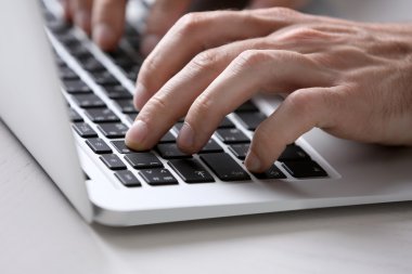 Erkek Eller Yazıyor