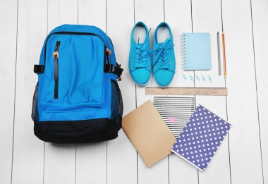 Sırt çantası ve okul malzemeleri