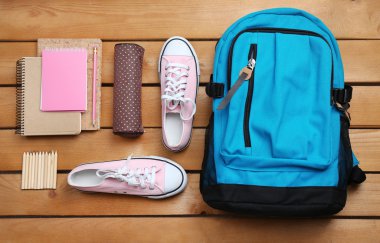 Sırt çantası ve okul malzemeleri