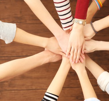 İnsanlar el ele tutusun grup 