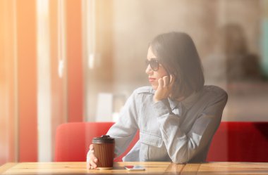 Genç bayan kahve içiyor.