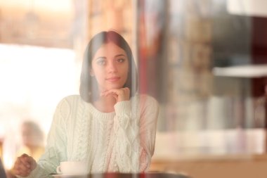 Genç bayan kahve içiyor.