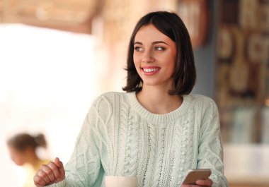 Kafede oturan genç kadın.