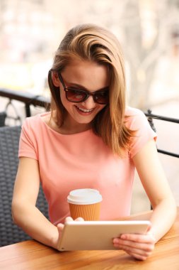 Genç bayan kahve içiyor. 