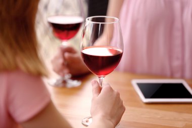 Şarap içen genç kadınlar