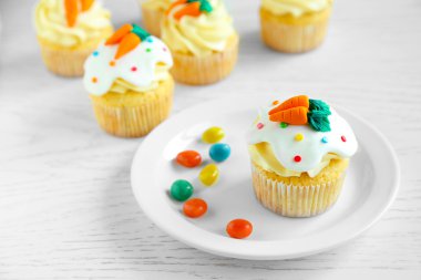 Paskalya kek ile plaka