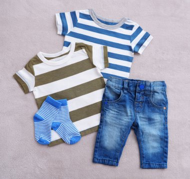 arka plan üzerinde bebek giysileri