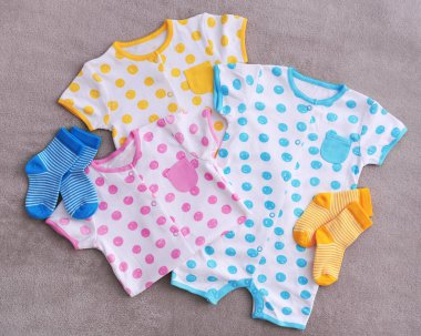 arka plan üzerinde bebek giysileri