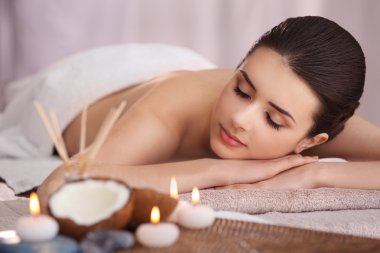 Hindistan cevizi ve aroma sopalarla ayarla spa
