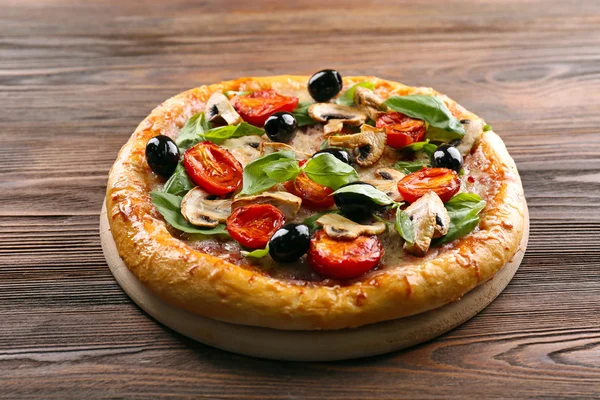 Смачна смачна піца з інгредієнтами — стокове фото