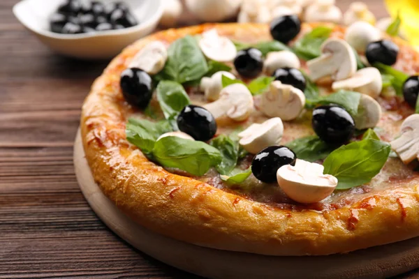 Heerlijke smakelijke pizza met ingrediënten — Stockfoto
