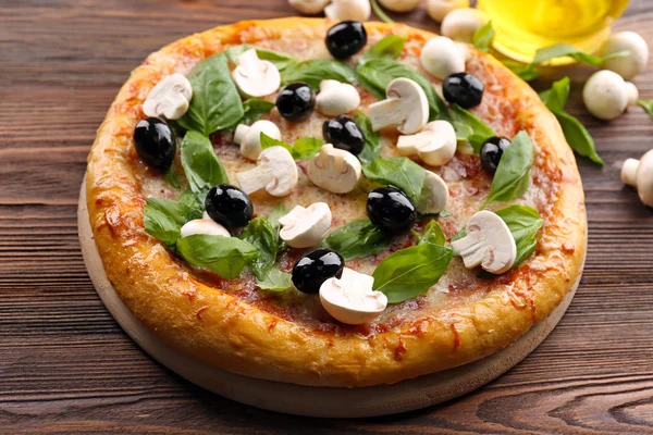 Deliziosa pizza gustosa con ingredienti — Foto Stock