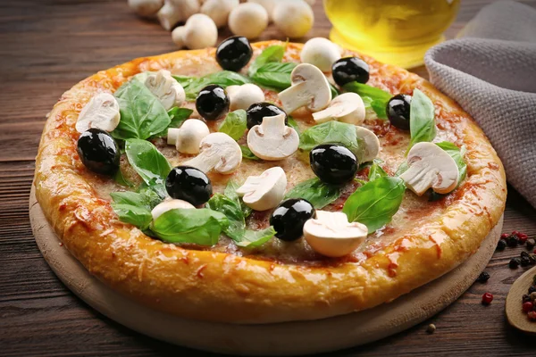 Deliciosa pizza sabrosa con ingredientes —  Fotos de Stock