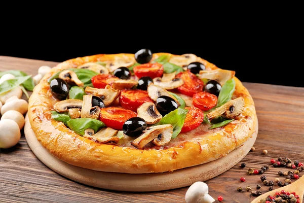Вкусная вкусная пицца с ингредиентами — стоковое фото