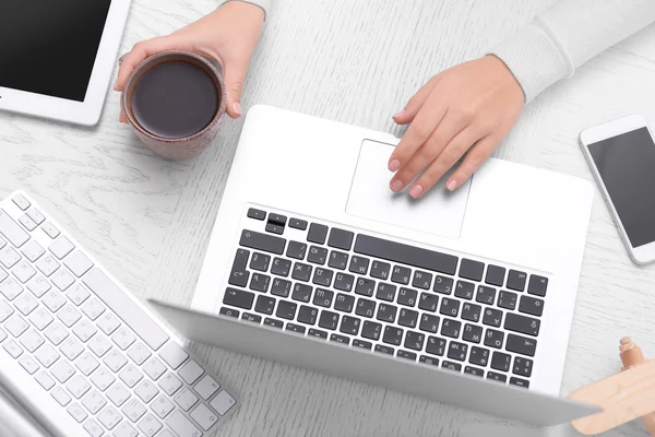 Femme d'affaires utilisant l'électronique dans le bureau . — Photo