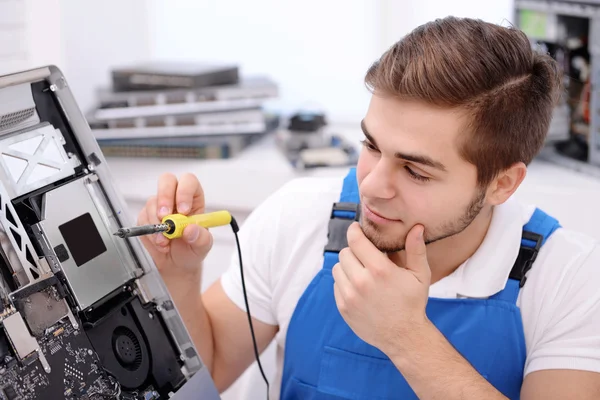 Jovens reparadores a trabalhar — Fotografia de Stock