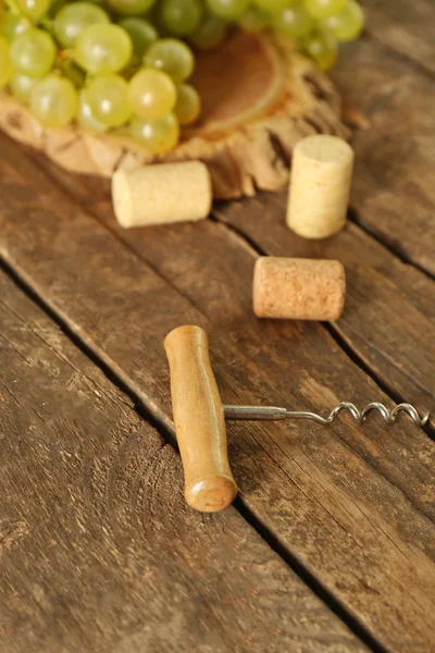 Tappi da vino e filatura sartoriale con uva — Foto Stock