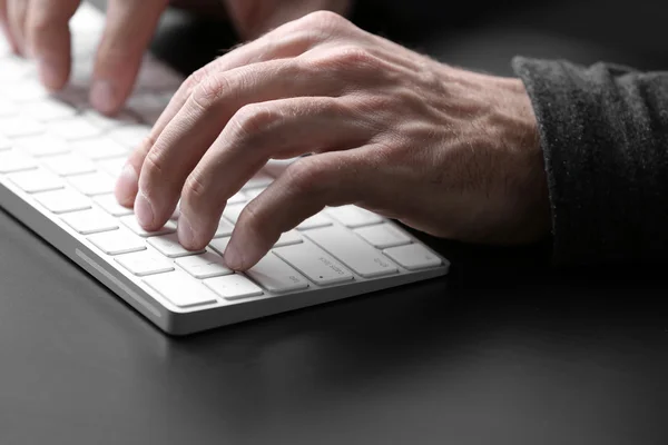 Male hands typing — Stock Photo, Image