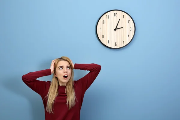 Junge schöne Frau und Uhr — Stockfoto