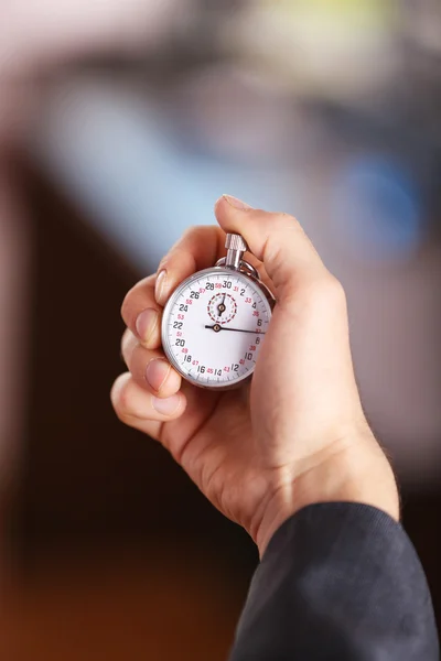 Man houdt de stopwatch in de hand — Stockfoto