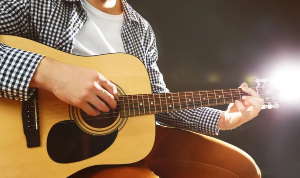 Adam akustik gitar çalıyor. — Stok fotoğraf