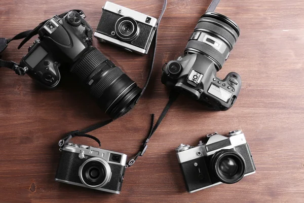 Moderna och retro kameror — Stockfoto