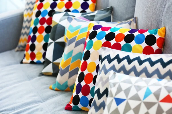 Kanepede şık yastık