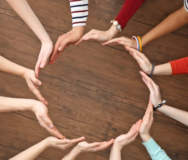 Groep mensen handen elkaar o — Stockfoto