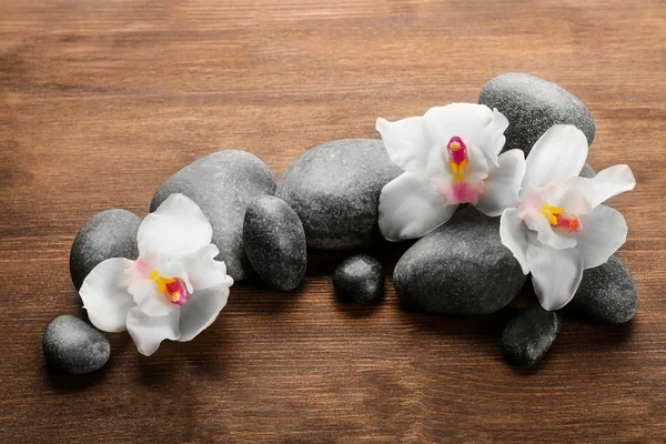 Piedras de spa y orquídeas blancas — Foto de Stock