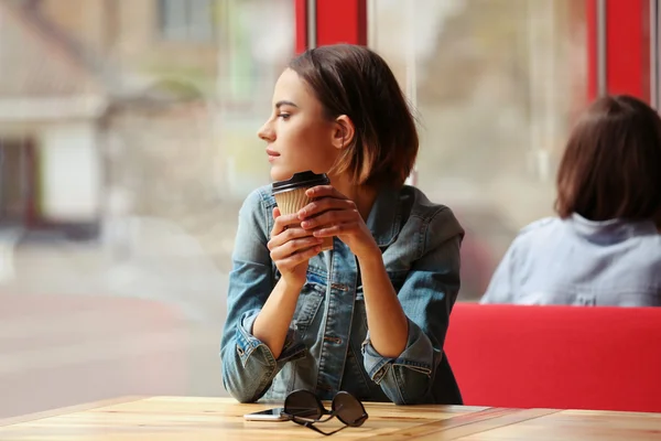 Femme assise dans un café — Photo