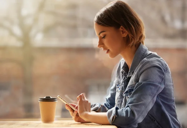 Kvinna sitter i café med kaffe — Stockfoto