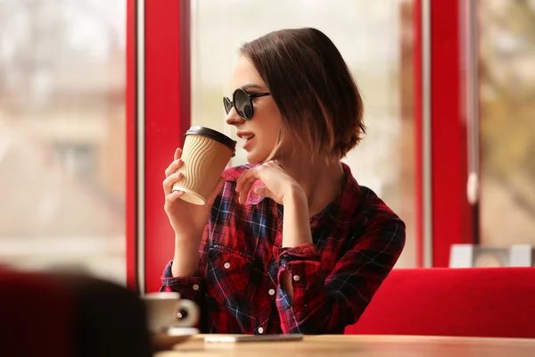 Donna seduta nel caffè — Foto Stock