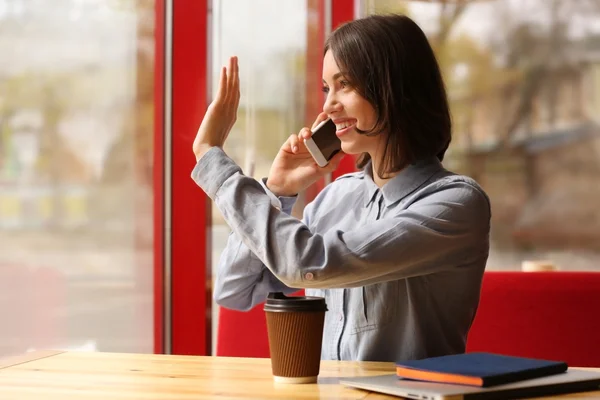 携帯電話を持つ若い女性は — ストック写真