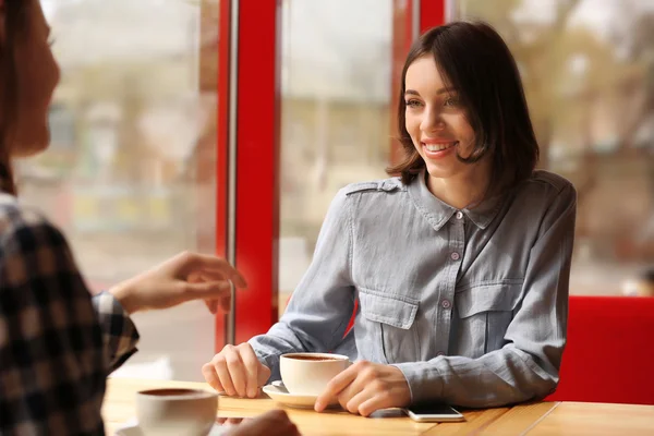 Jeunes femmes heureuses buvant du café — Photo