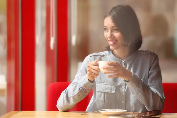 Giovane donna che beve caffè — Foto Stock