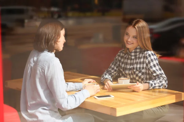 Jeunes femmes heureuses buvant du café — Photo