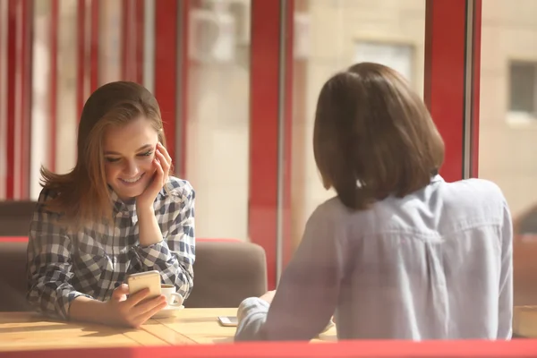 Des femmes heureuses parlent dans un café — Photo