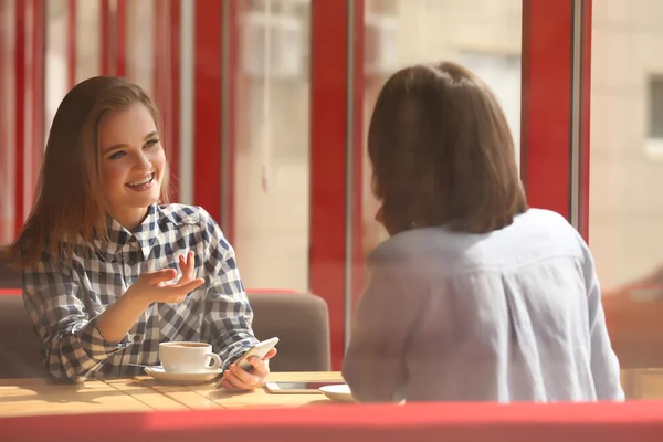 コーヒーを飲む若い幸せな女性 — ストック写真