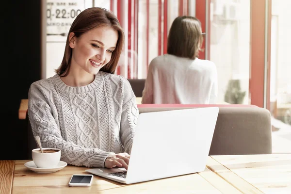 Mujer joven con portátil — Foto de Stock