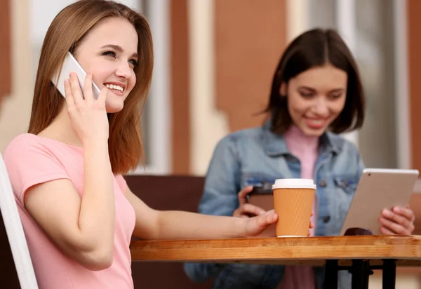 Junge glückliche Frauen beim Kaffeetrinken — Stockfoto