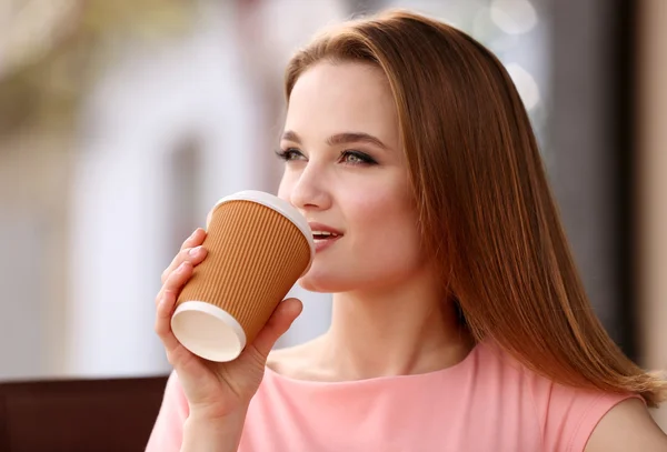 Junge Frau trinkt Kaffee — Stockfoto