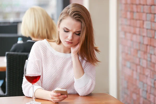 Junge Frau trinkt Wein — Stockfoto