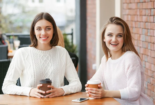 Nuoret onnelliset naiset juovat kahvia — kuvapankkivalokuva