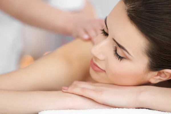 Jovem mulher fazendo massagem — Fotografia de Stock